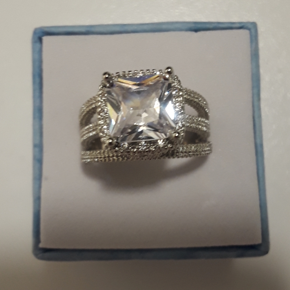 White sapphire ring size 7 gorgeous